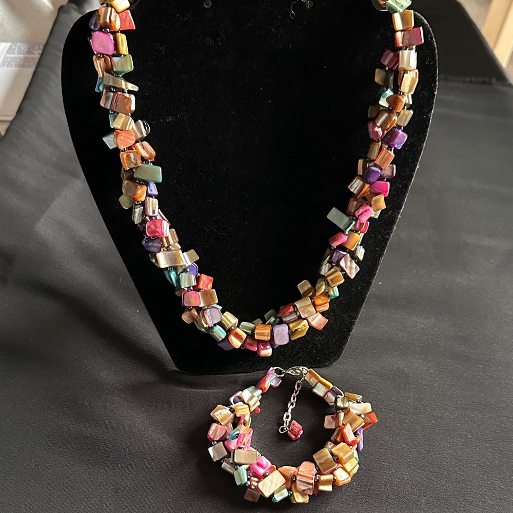 Shell EUC necklace & bracelet set. 3 stranded multicolored shells in both pieces - Picture 2 of 5